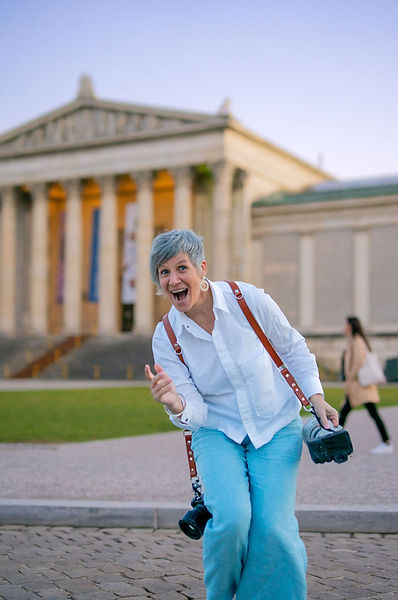 Kindergartenfotografie München-Fotografin mit Kamera in der Hand