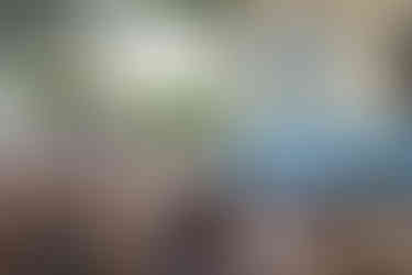 Menschen, ein Teil einer alten Tram, Braut und alter Mann