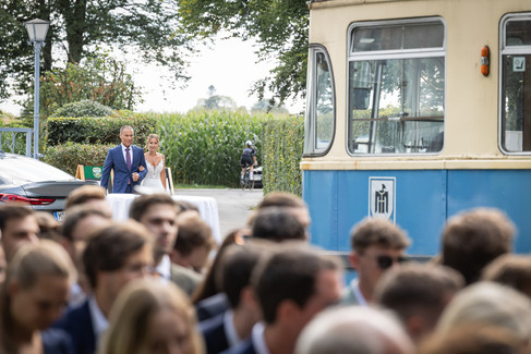 Menschen, ein Teil einer alten Tram, Braut und alter Mann