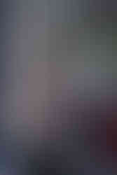 Braut, Bräutigam sitzen in Tram, sehen sich an