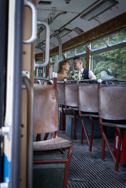 Braut, Bräutigam sitzen in Tram, sehen sich an