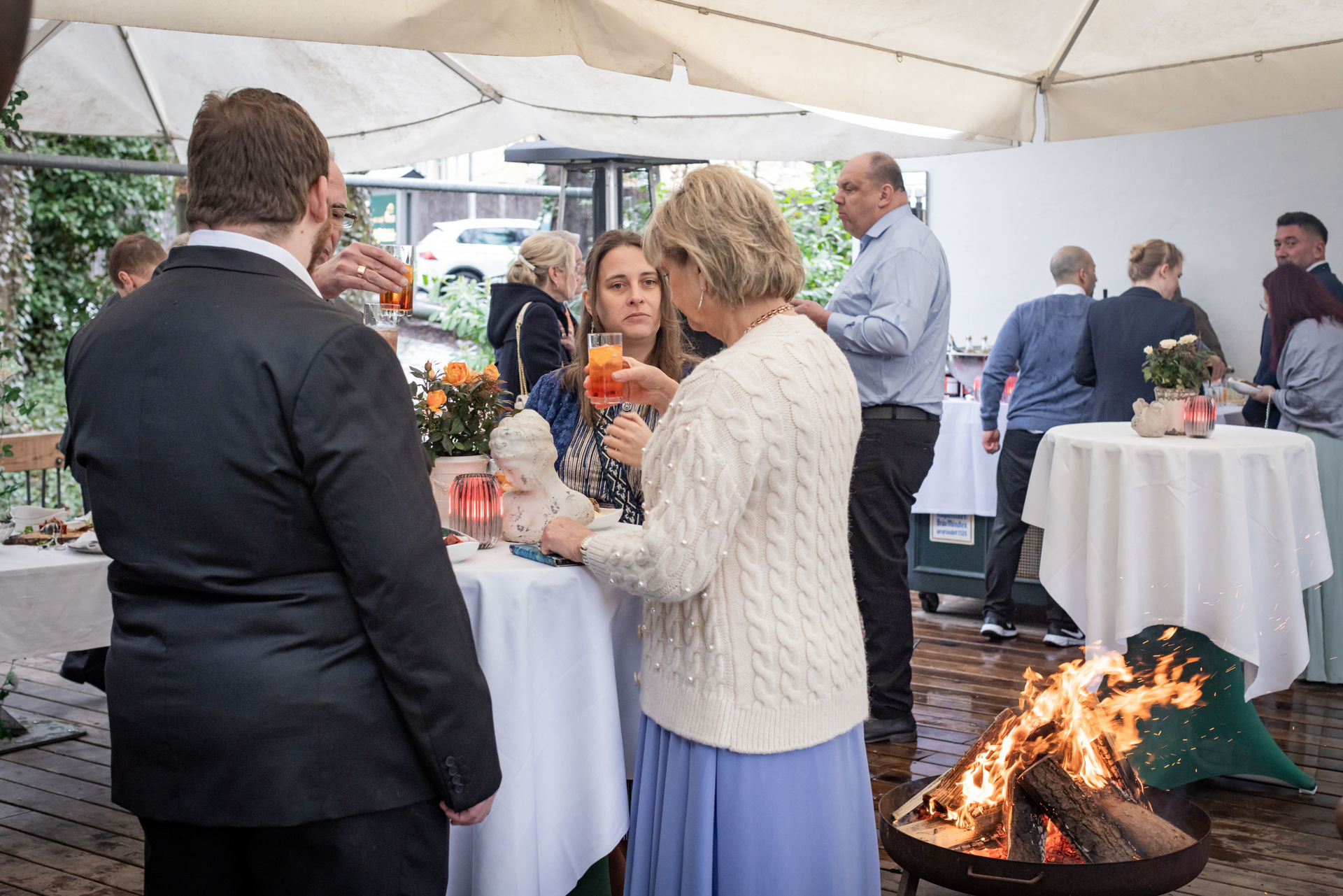Feuerschale mit Flammen, zwei Frauen mit Aperol