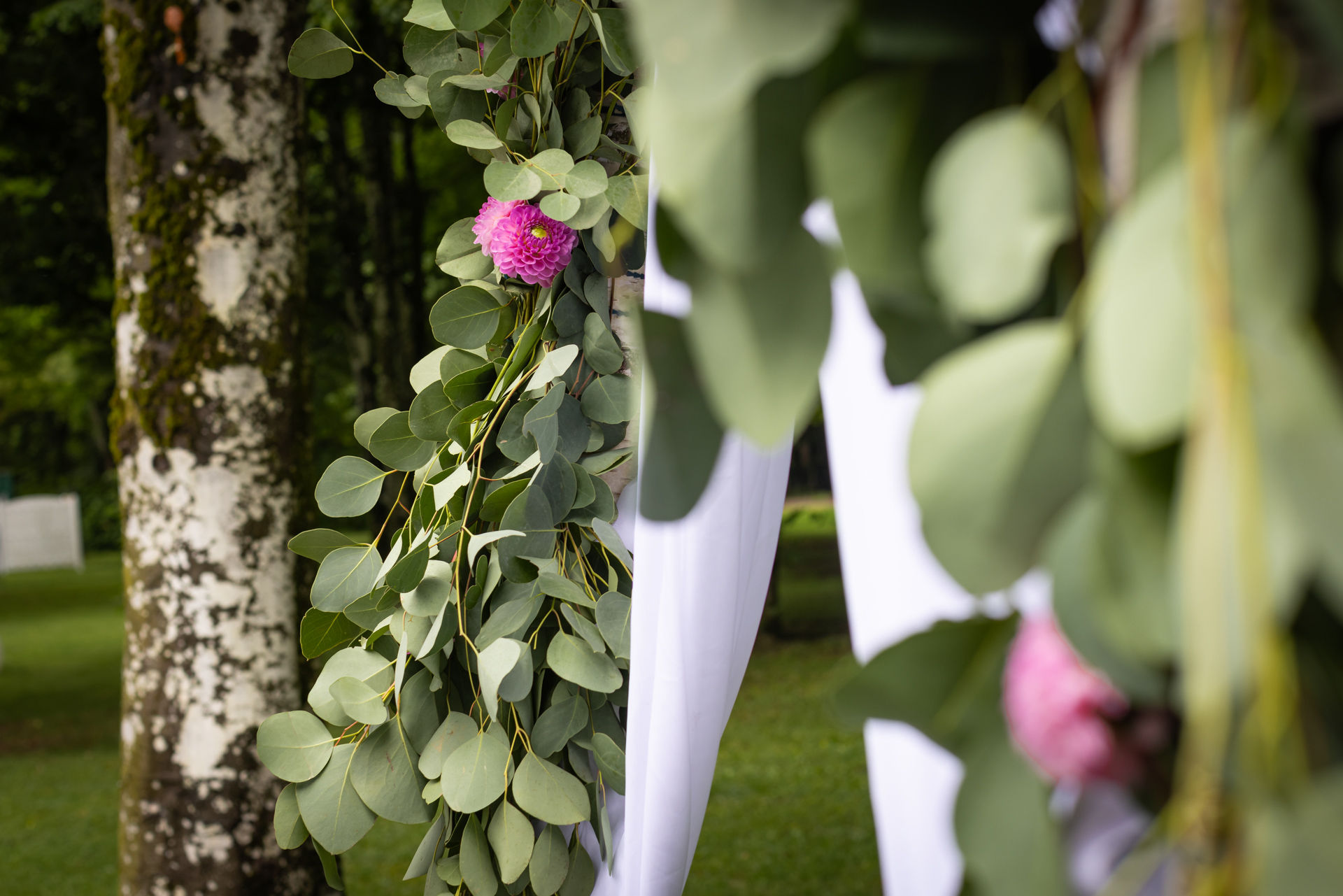 Blumen an Traubogen