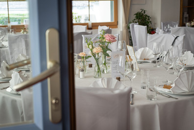 Blick durch geöffneter Tür, Tisch und Stühle, Blumen