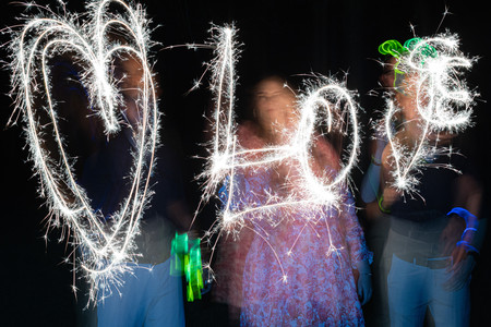 Love und Herz mit Wunderkerzen geschrieben