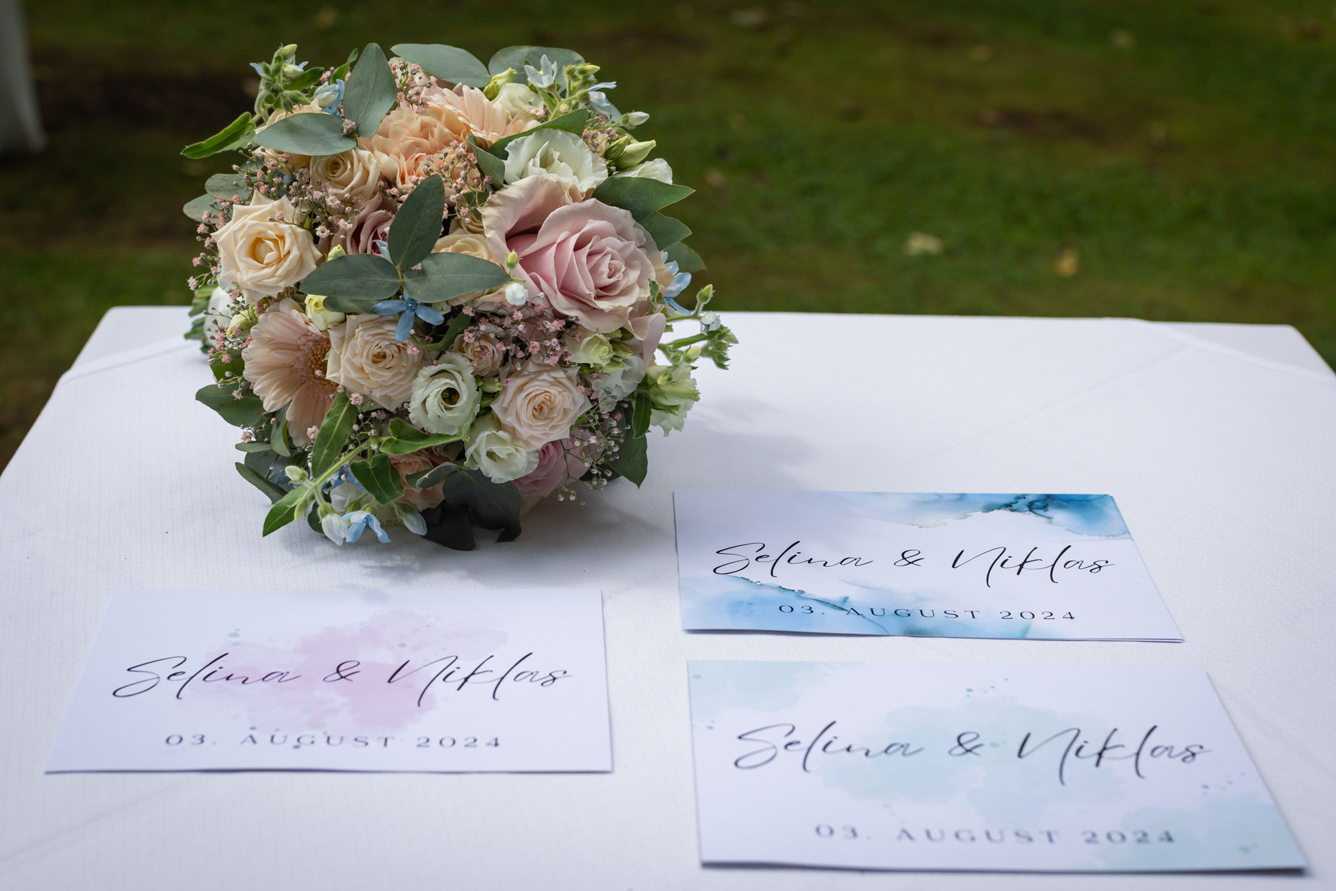 Brautstrauß und Zettel mit Ehegelübde