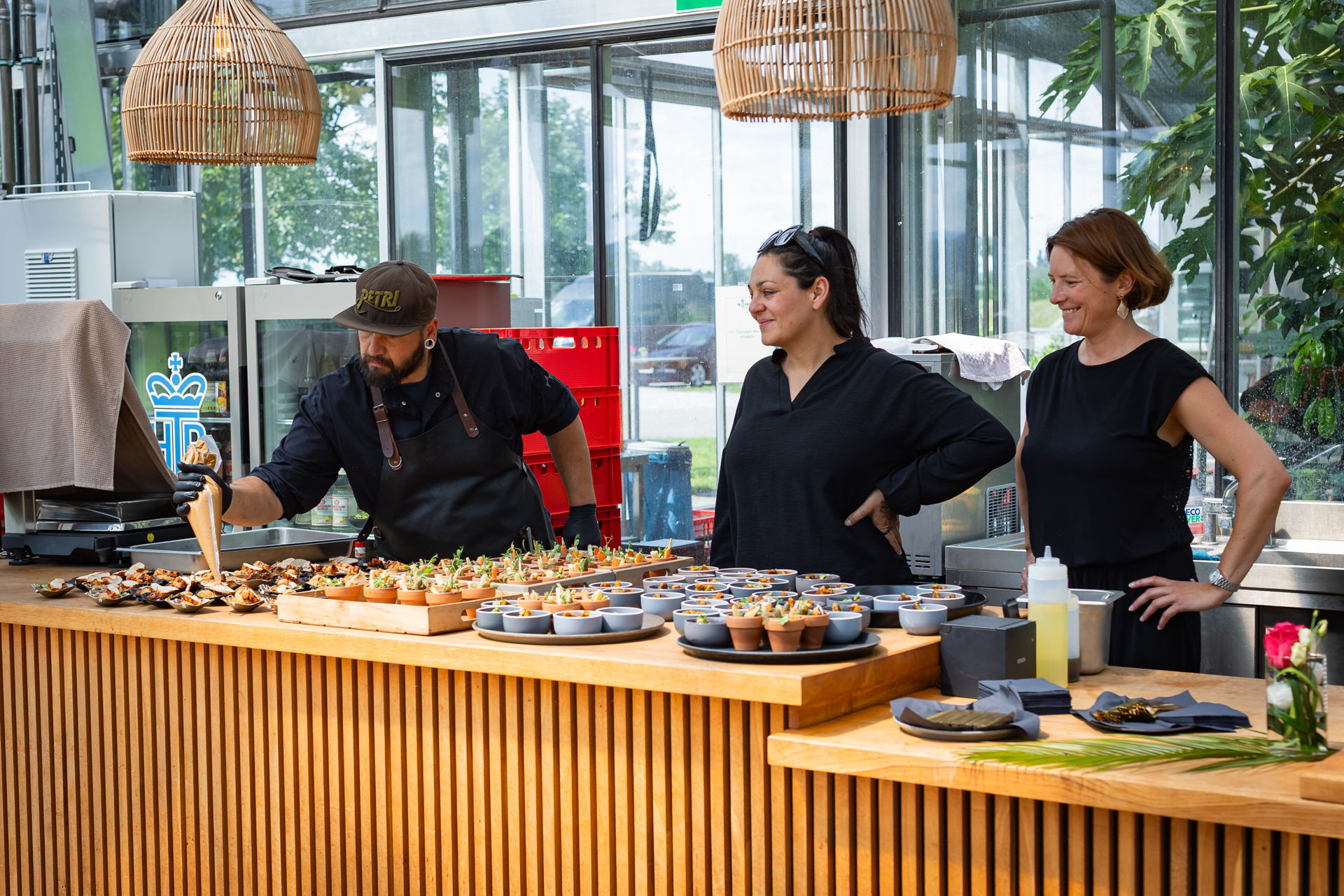 fingerfood-hochzeit-manuelis-360-tropenhaus-weihenlinden, Koch bereitet Essen zu