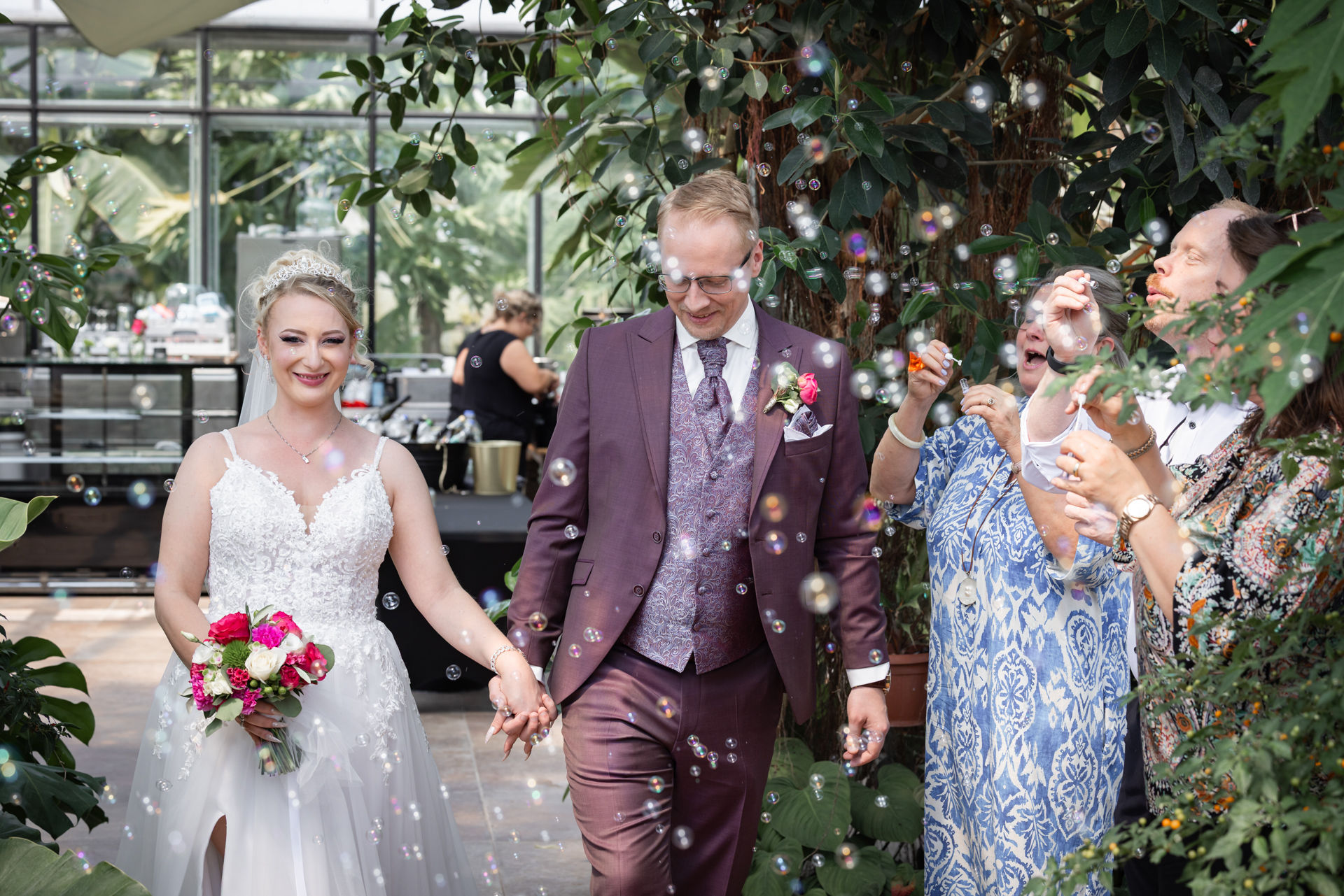 sektempfang-hochzeit-tropenhaus-weihenlinden, Braut, Bräutigam, Seifenblasen