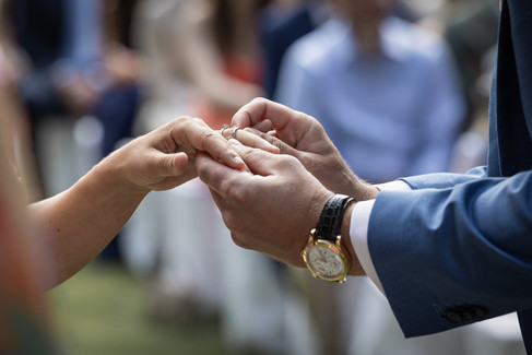 zwei Hände mit Ehering