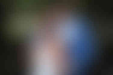 Braut lehnt an Bräutigam, Bräutigam umarmt Braut