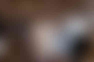 Braut wird von Menschen getragen