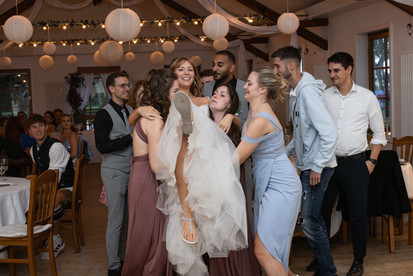 Braut wird von Menschen getragen