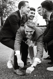 schwarz weiß Bild, Bräutigam liegt auf Armen von Männern