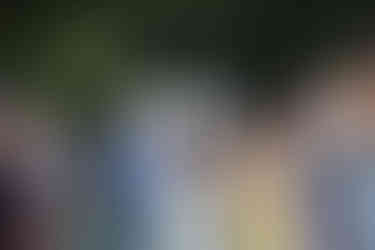 Braut und Bräutigam vor TRaubogen, links und rechts Menschen, klatschen in Hände, Seifenblasen