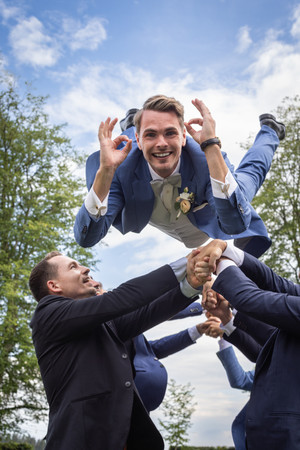 Bräutigam wird in die Luft geworfen