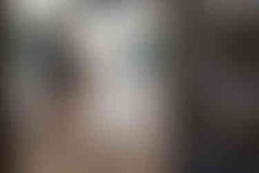 Blick durch geöffneter Terrassentür auf Terrasse, Stehtisch mit weißer Tischdecke, Menschen stehen am Tisch