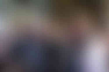 mehrere Menschen stehen in Warteschlange