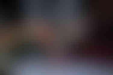 roter Sand, grüner Sand, werden in Glas geschüttet