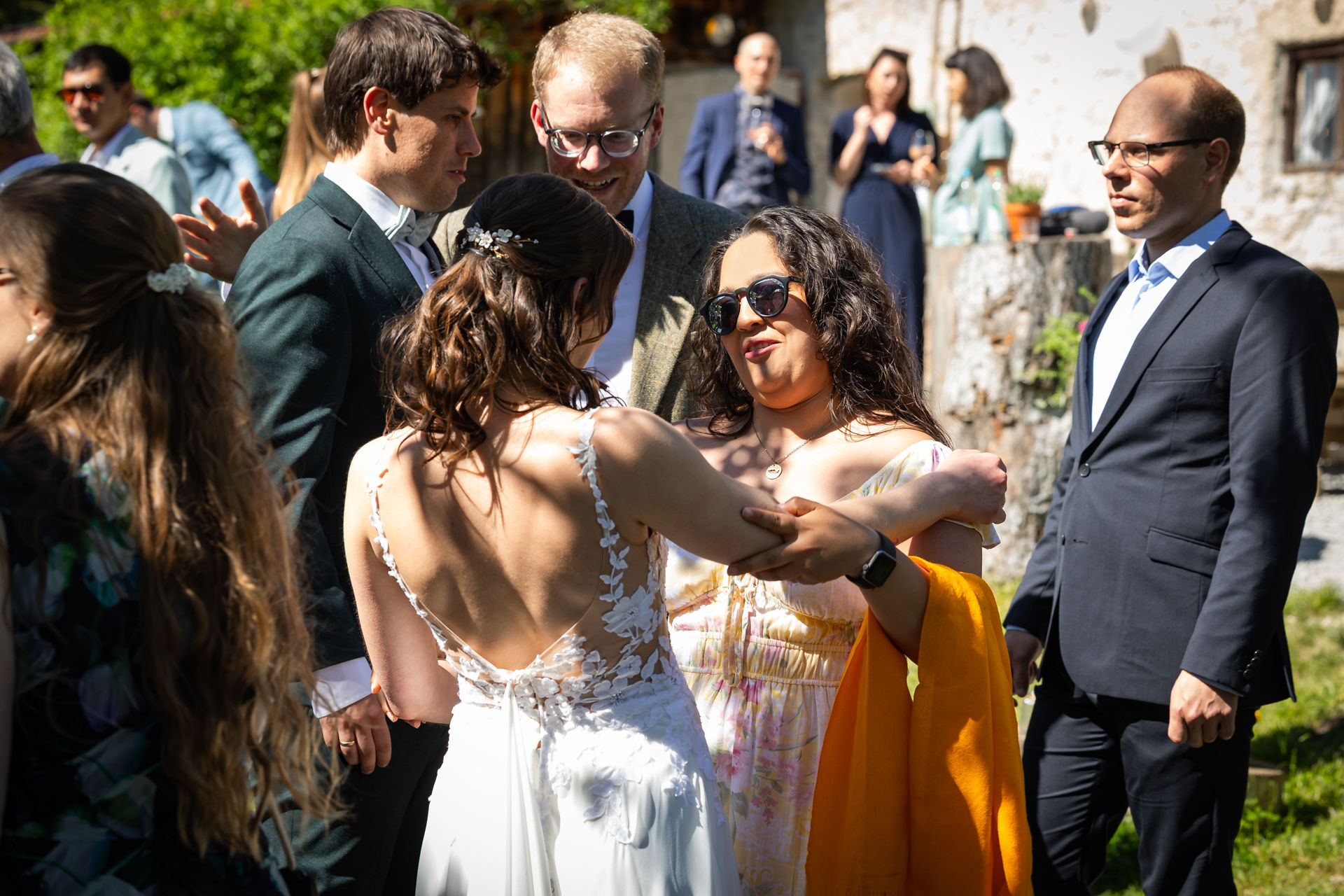 Sektempfang Weier Alm Hochzeit, Frau umarmt Braut