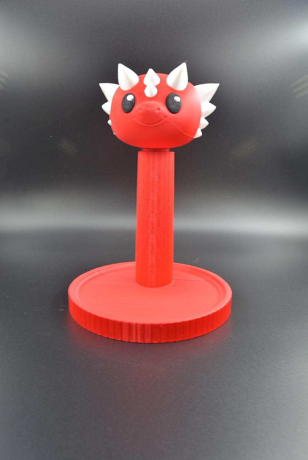 Adjustable dragon‑themed headset display with bottom tray