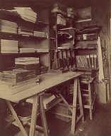 Eugène Atget, son cabinet de travail, 17 bis rue Campagne-Première, 14e arr., 1910 - Musée Carnavalet, Paris | Le Musée Virtuel du Vin - The Virtual Wine Museum