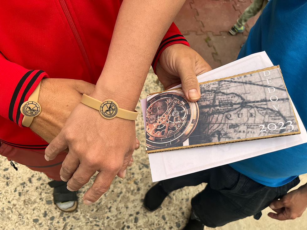 Silikonové atypické náramky na ruce přímo na akci Dědov 2023