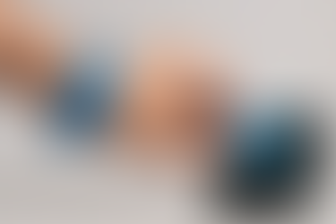 otorealistická makro‑scéna, která na první pohled vysvětluje princip RFID náramku: modrý silikonový náramek vysílá rádiové vlny k černé čtečce s podsvíceným symbolem. Bez textu, čisté neutrální pozadí a jemné zvýraznění komunikace vlnkami.