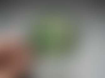 Detailní pohled lupou na vnitřní strukturu měděné antény a čipu NTAG213 uvnitř zelené NFC samolepky. Makro vizualizace technologie RFID.