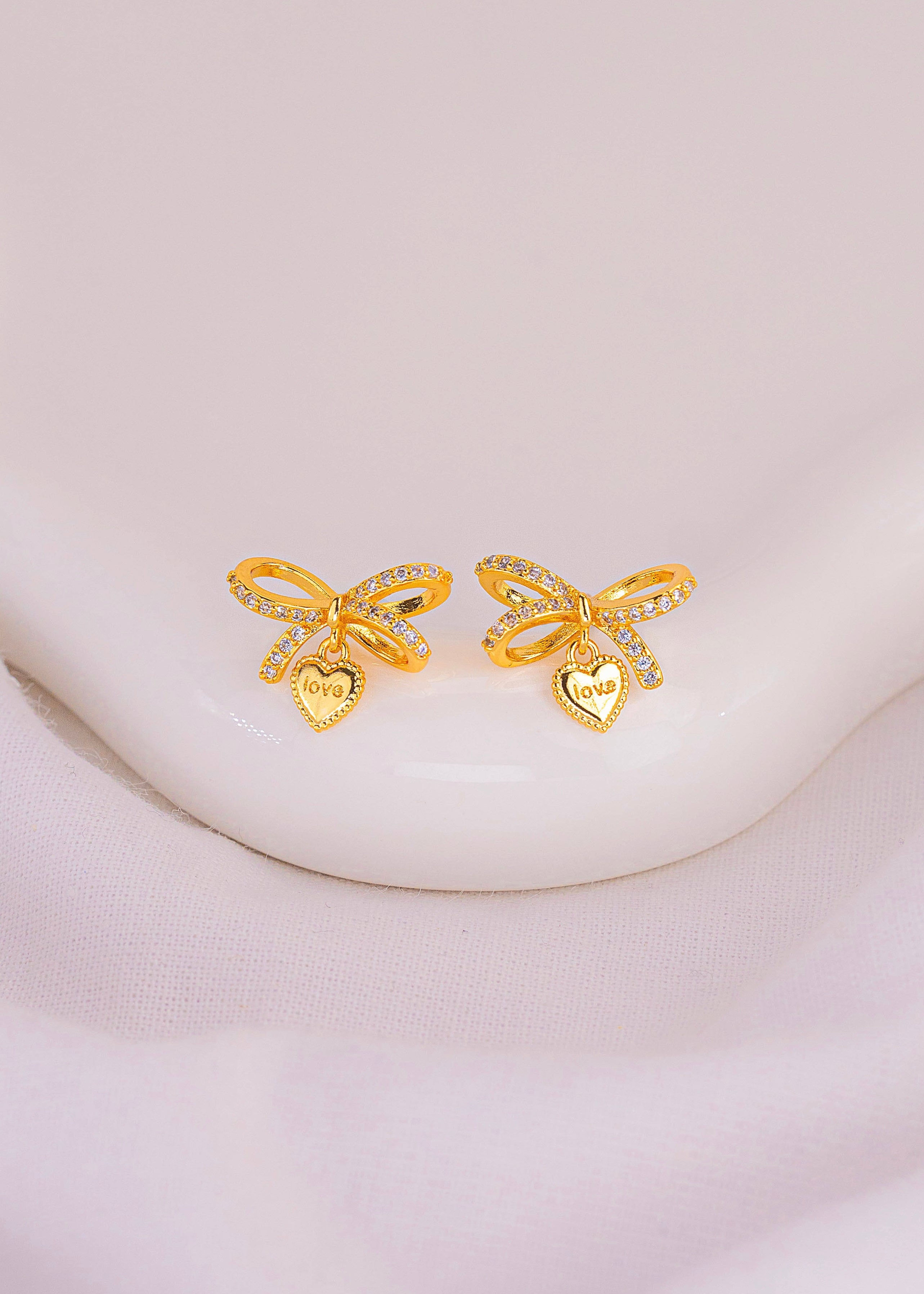 ARETES AMORA