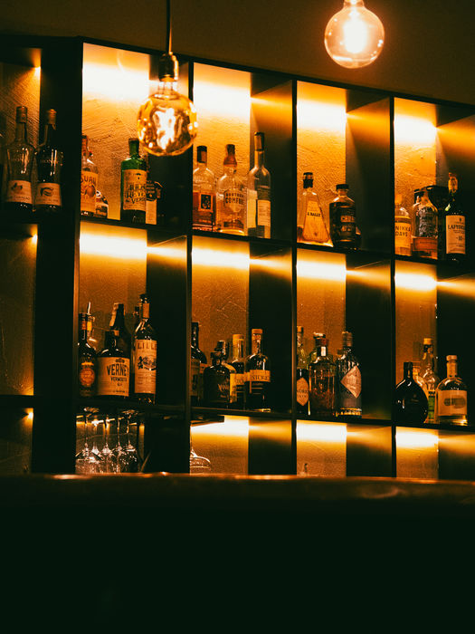 Gedeckte Tische in einem stilvollen italienischen Straßencafé mit weißen Tischdecken, Speisekarten und gemütlichem Ambiente