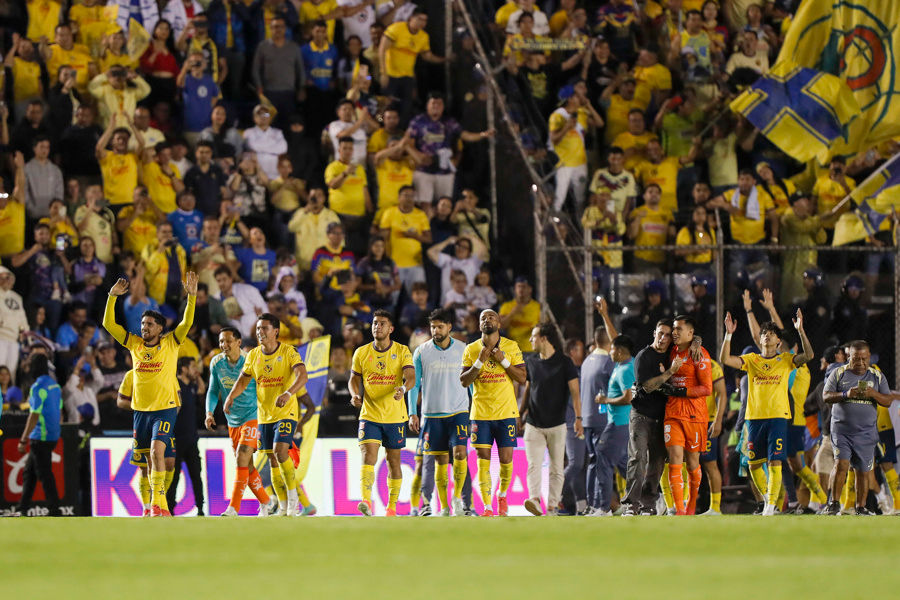 Jugadores de América celebran un triunfo ante Cruz Azul al final de un partido de vuelta por las semifinales del Torneo Clausura 2025 de la Liga MX en el estadio Ciudad de los Deportes en Ciudad de México (México). EFE/ Isaac Esquivel