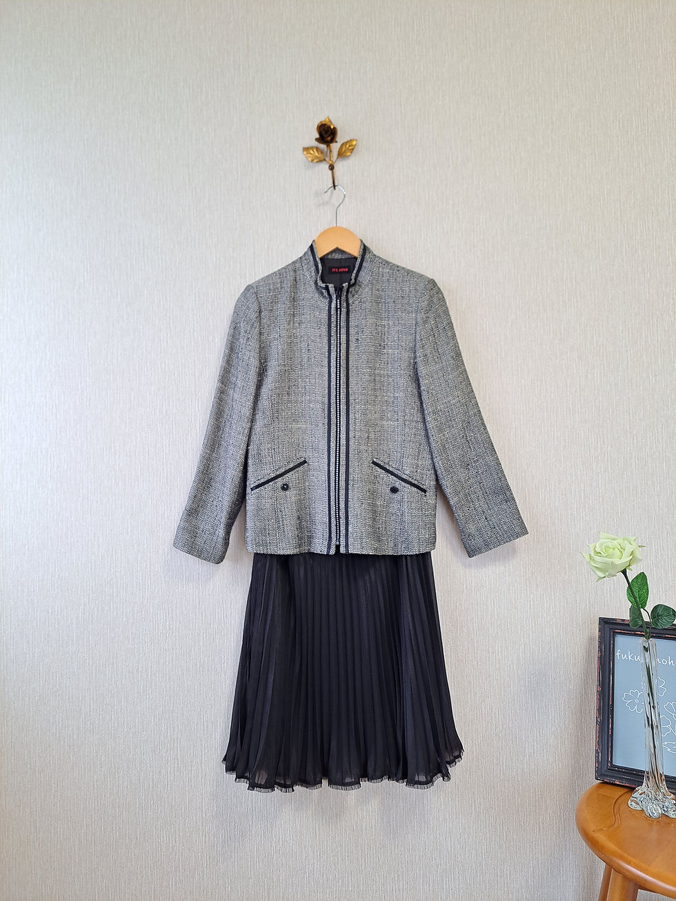 サムネイル： 黒プリーツとのコーディネート全身