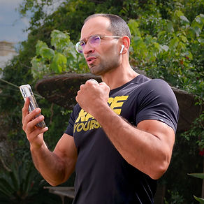 Moi au téléphone, avec un client_edited.jpg