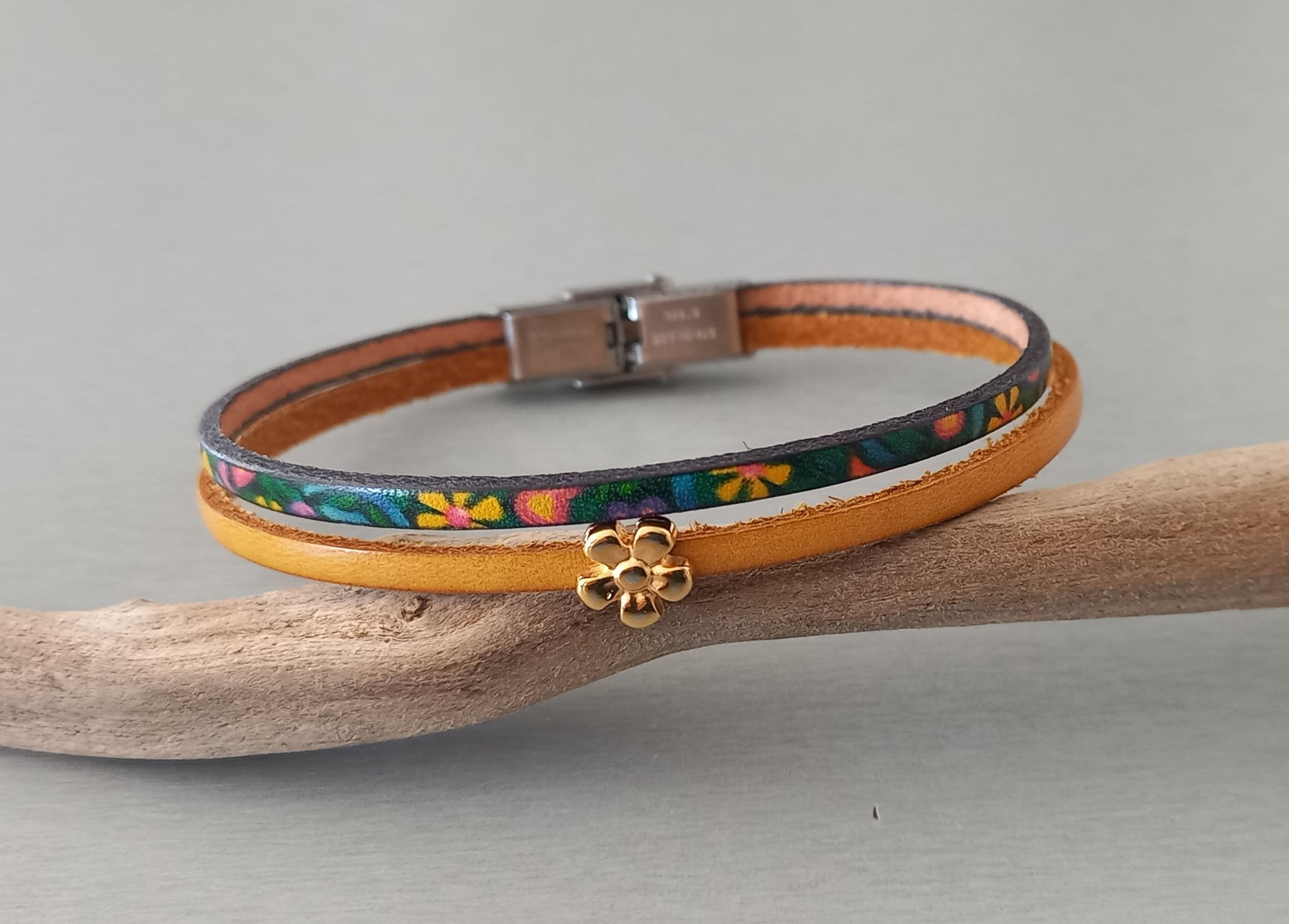 Bracelet en cuir fleuri