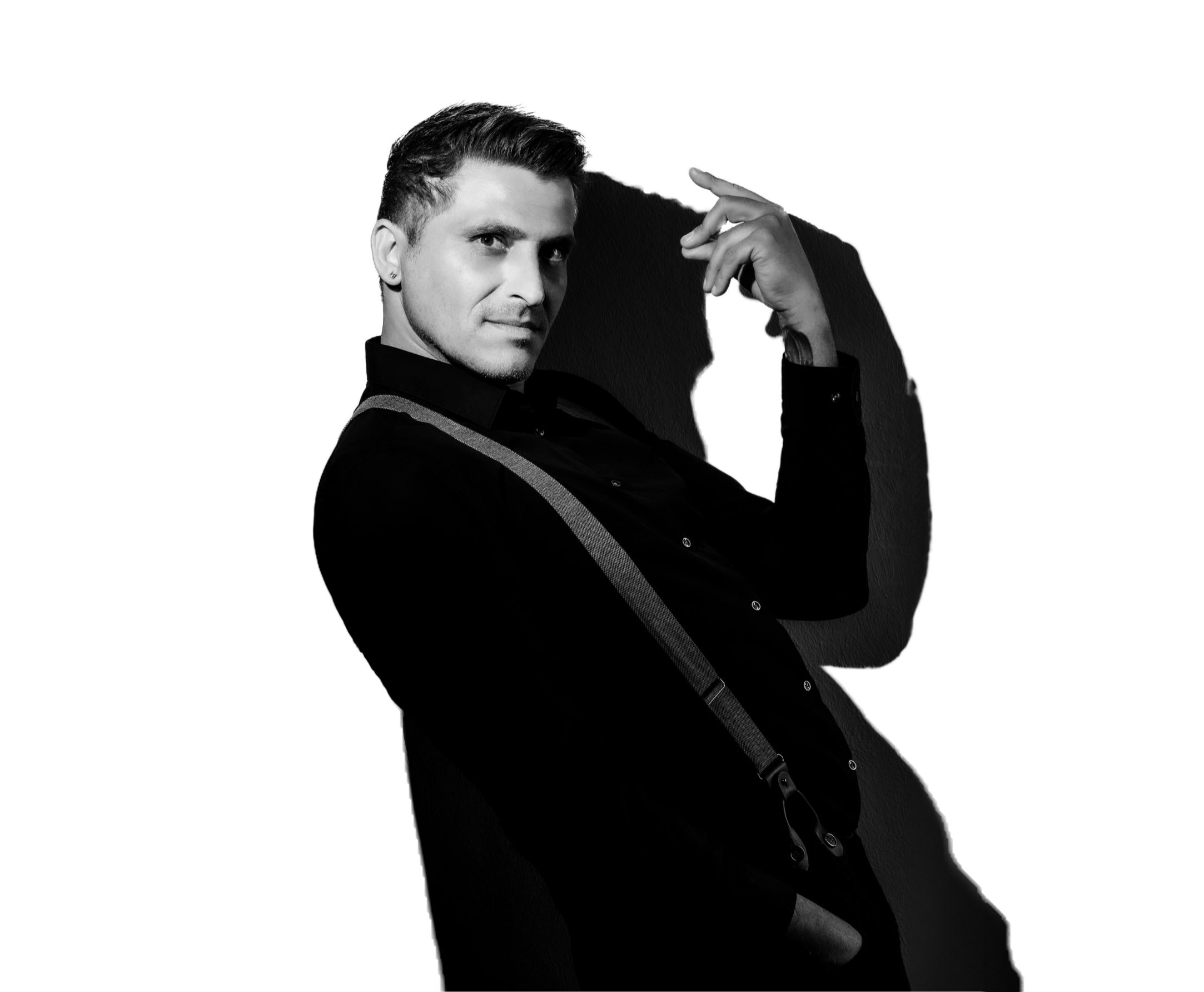 Person in Schwarz-Weiß, seitliches Portrait mit dunkler Kleidung vor hellem Hintergrund.