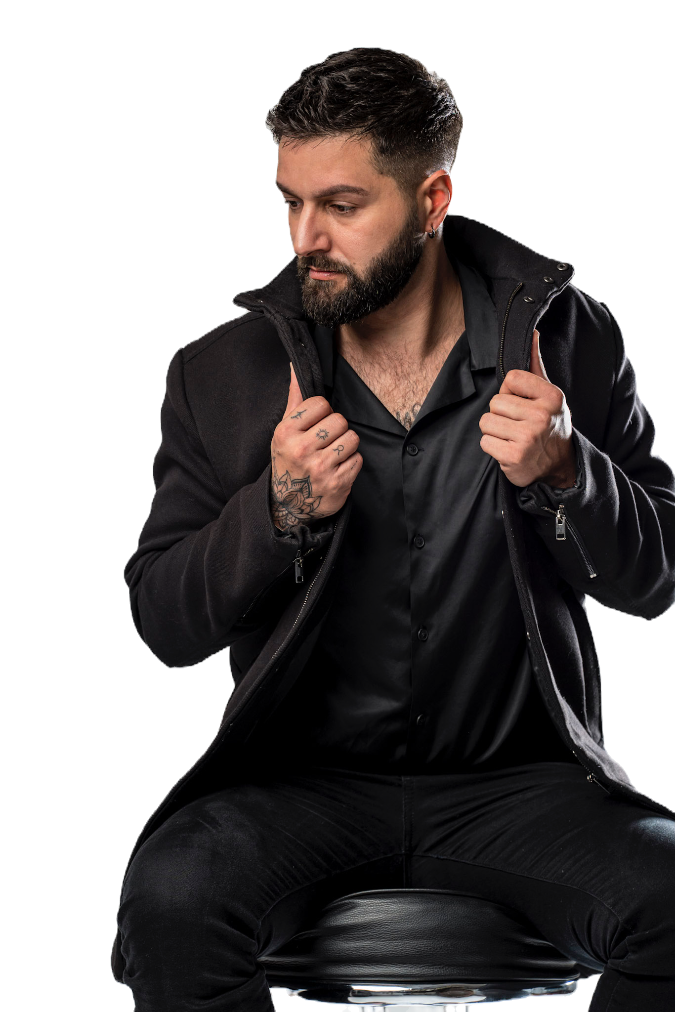 Person in dunkler Kleidung vor hellem Hintergrund, Porträtaufnahme