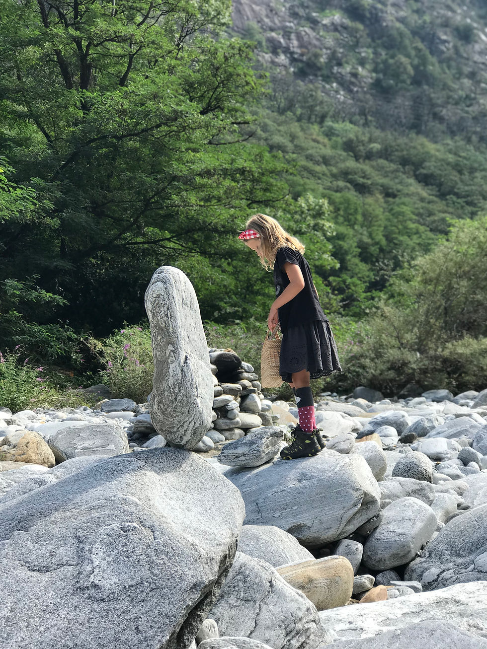 KIND MAGIE KRAFTORT WANDERN SCHWEIZ MAGGIA VERCASCA KRAFTORT NATUR NATURKIND 