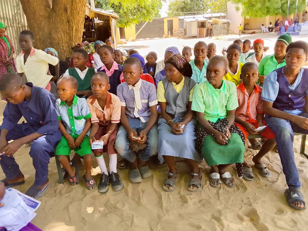 Waisen warten auf Schulgeld von Widowscare im Hof der EYN Kirche - Orphans awaiting school fees from Widowscare in the courtyard of the EYN Church.