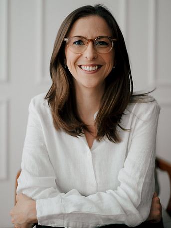 Psiquiatra Dra. Luiza Magalhães sorrindo, transmitindo empatia e acolhimento.