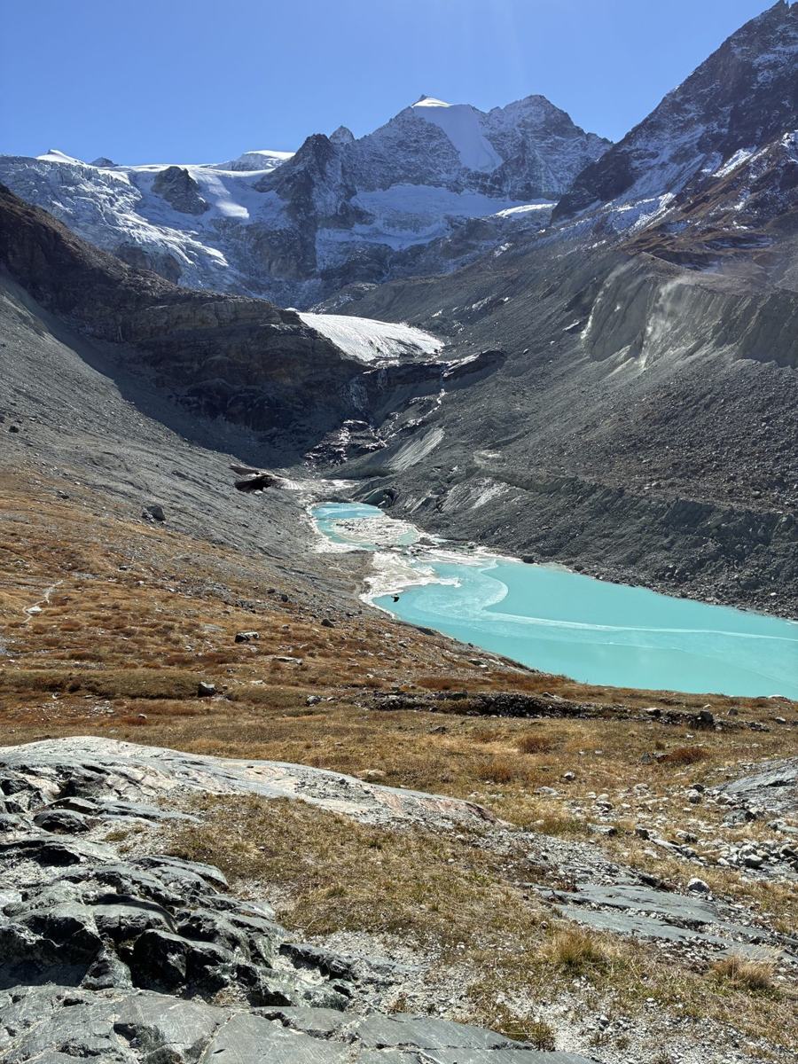 Lac de montagne au pied des sommets