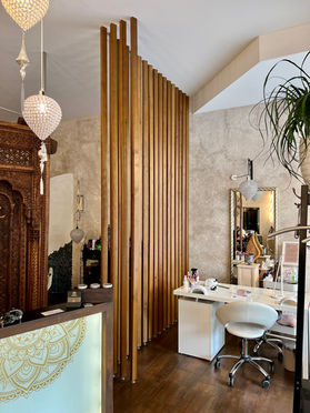 Holzlamellen Raumteiler in dunkler Nussbaumoptik als moderner Raumtrenner aus Massivholz