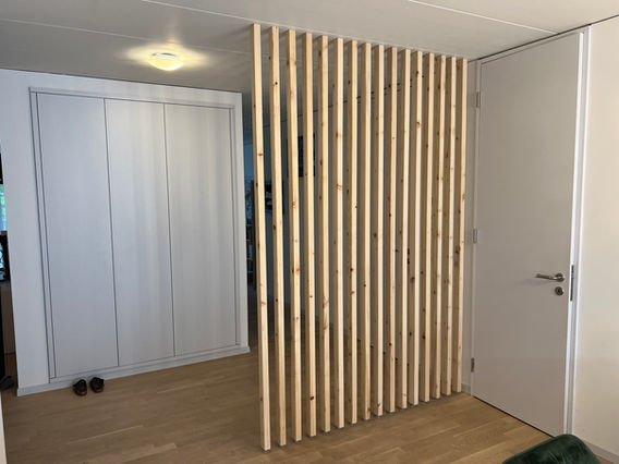 Holzlamellen Raumtrenner aus geölter Tanne in natürlicher Holzoptik als moderner Raumteiler im Wohnraum