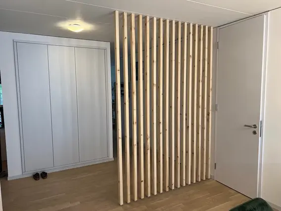 Holzlamellen Raumteiler aus Holz Natur Classic Garderobe