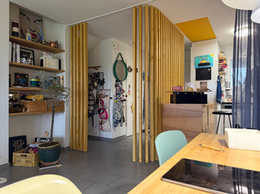 Raumabtrennung Eingang zu Küche mit schweizer Holzlamellen