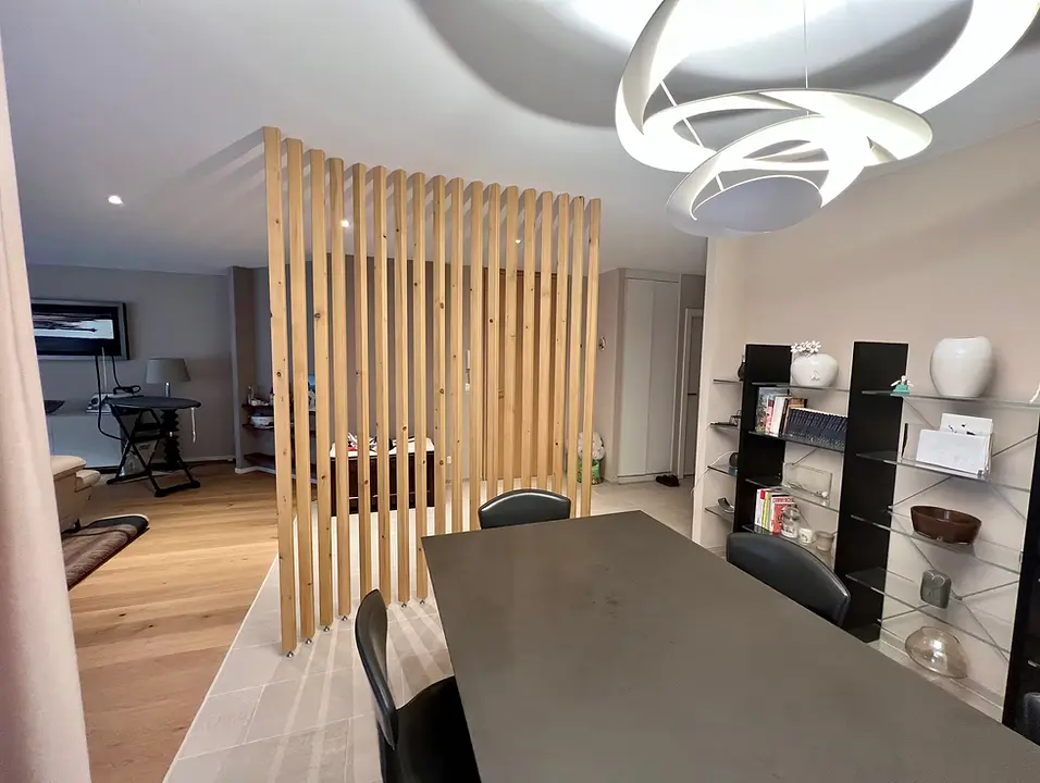 Holzlamellen Raumtrenner Eiche Essbereich.webp