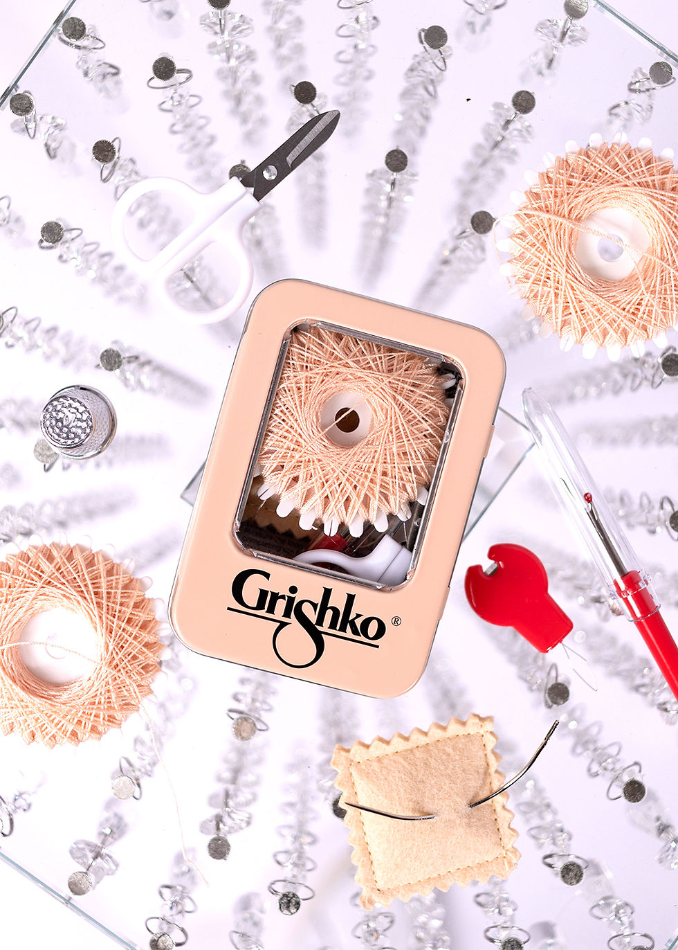 SK001G Sewing Kit w metalowym pudełku - zestaw do szycia.
