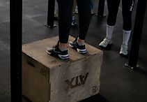 Sportlerin steht auf einer Box.