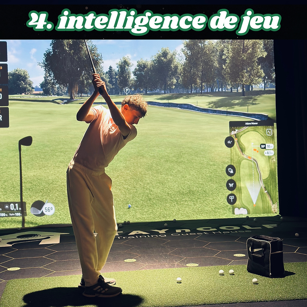 Un junior golf dans un simulateur intérieur. Texte "4. intelligence de jeu" en haut. Ambiance réaliste et concentrée.