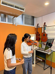 นักเรียนฝึกซ้อมไวโอลินในคอร์สเรียน Violin เครื่องสาย Claire KPN วังหิน
