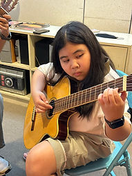 นักเรียนฝึกเล่นกีตาร์โปร่งในคอร์สเรียน Guitar สำหรับเด็ก Claire KPN วังหิน